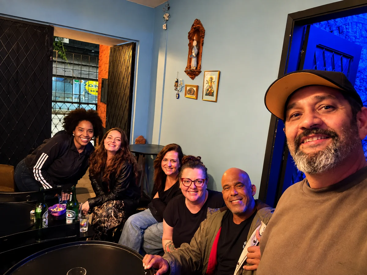 Clientes reunidos no bar do 666 Pinheiros